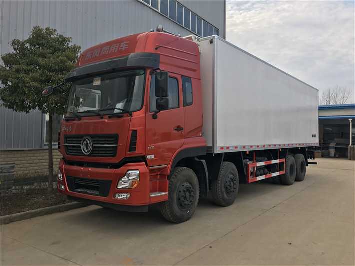 Dongfeng Tianlong front four rear eight 9.4-meter refrigerated truck